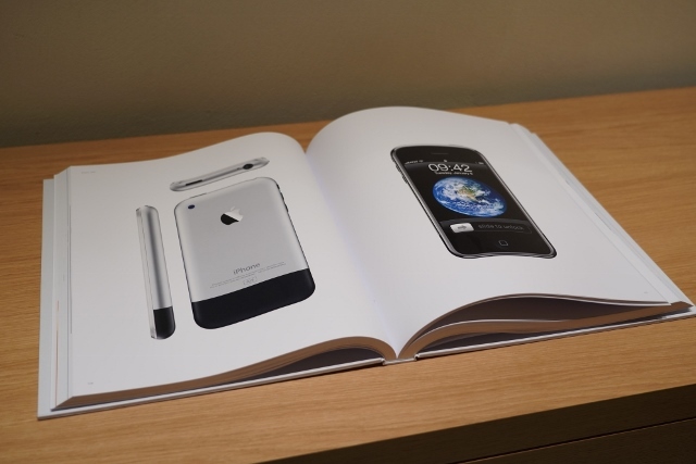 　Appleの20年間のデザインが記録されている「Designed by Apple in California」の展示も。
